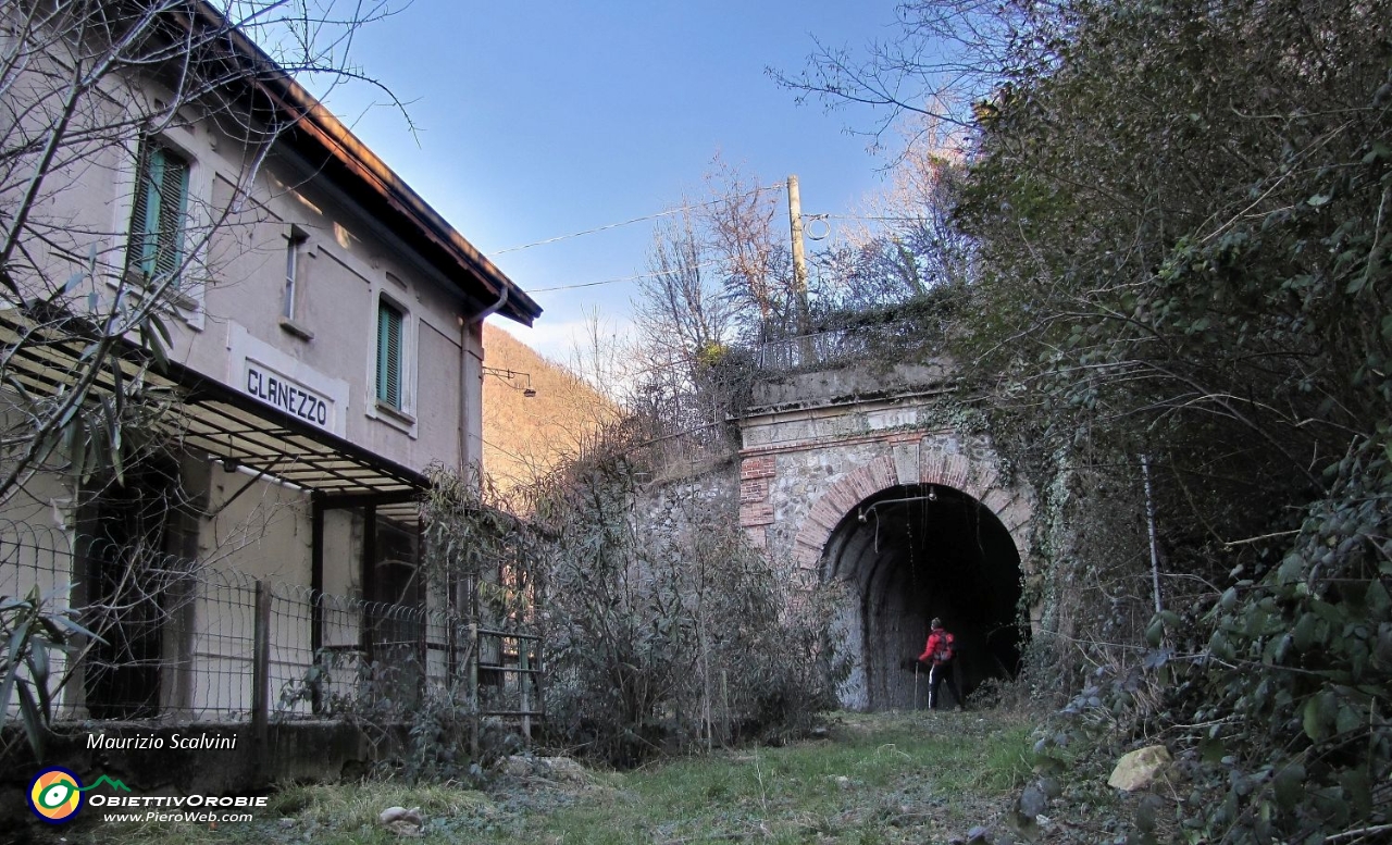 02 Stazione di Clanezzo, ex trenino della Valle Brembana....JPG